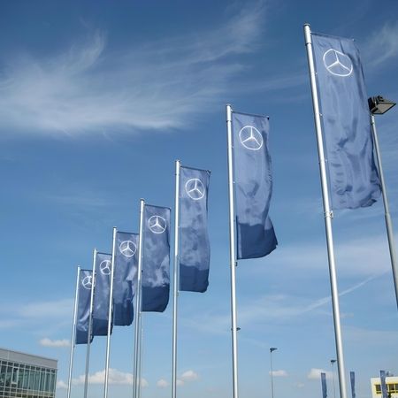 Blaue Flaggen mit dem Mercedesstern bei Mercedes Benz in Reinfeld