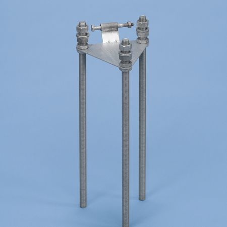 Ein Bodenanker für ein GFK-Fahnenmast vor blauem Hintergrund