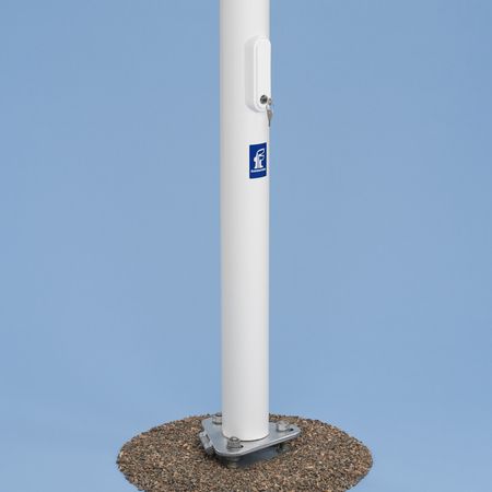 Ein GFK Fahnenmast mit innenliegender Flaggenleine vor blauem Hintergrund