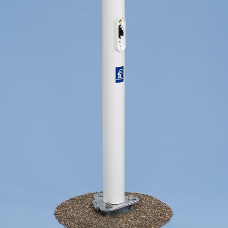 Ein GFK Fahnenmast mit innenliegender Leinenführung