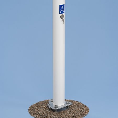 Eine Kurbel mit Verschluss vor blauem Hintergrund