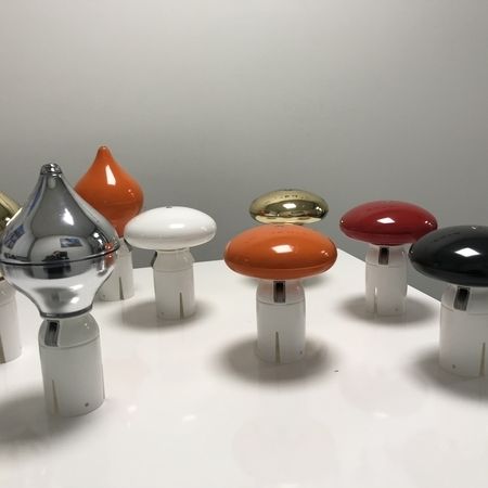 Eine Auswahl an Mastköpfen auf einem weißen Tisch