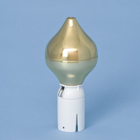 Ein Mastkopf mit Zwiebel in der Farbe Gold vor blauem Hintergrund