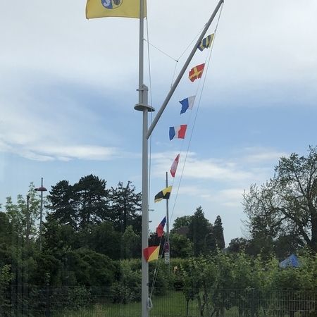 Ein Signalmast ohne Salinge und mit Gaffel