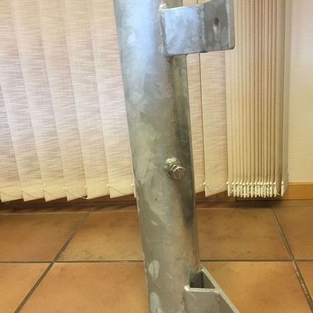 Eine Bodenhülse aus Aluminium auf Fließen in einem Zimmer