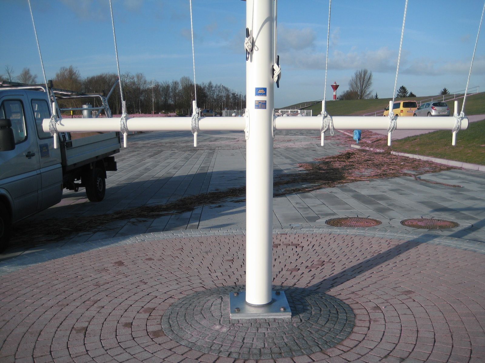 Ein Signalmast in Nahaufnahme mit der Bodenverankerung