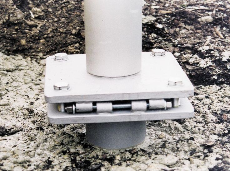 Ein Bodenanker in Nahaufnahme in einem Betonboden