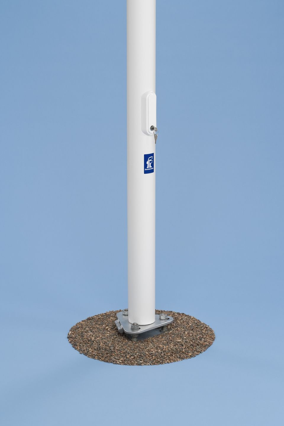 Ein GFK Fahnenmast mit innenliegender Flaggenleine vor blauem Hintergrund