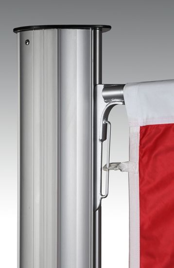 Detailaufnahme eines silbernen Fahnenmasts mit innenliegender Seilführung und eingehängter Hissvorrichtung