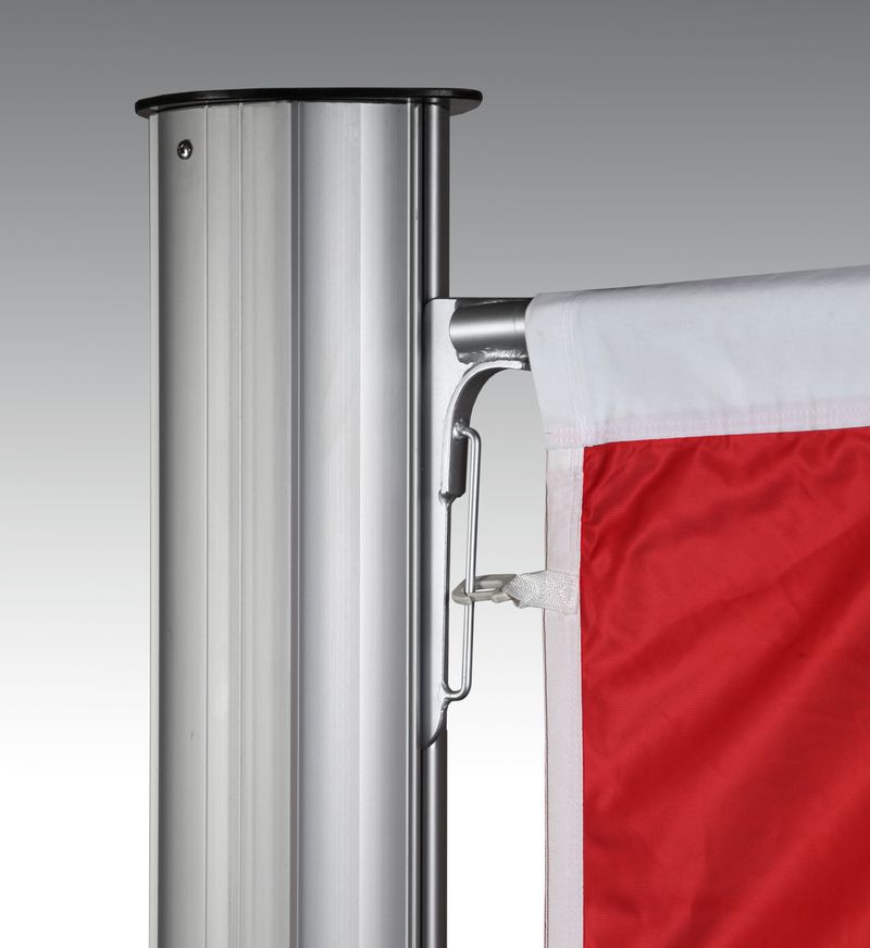 Ein Fahnenmast von Typ 1 ROTEC DA vor silbernen Hintergrund in Nahaufnahme