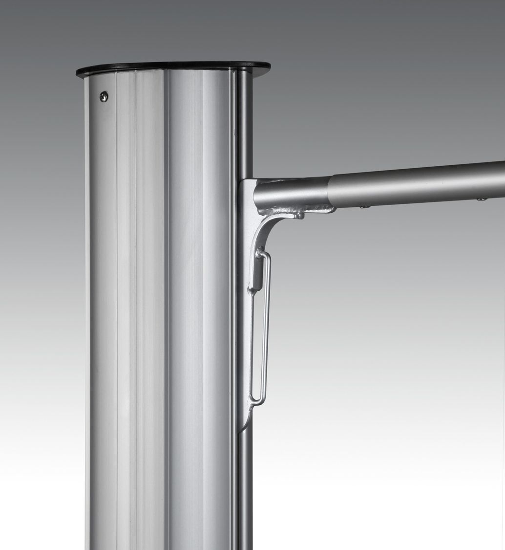 Ein Fahnenmast von Typ 1 ROTEC DA vor silbernen Hintergrund in Nahaufnahme