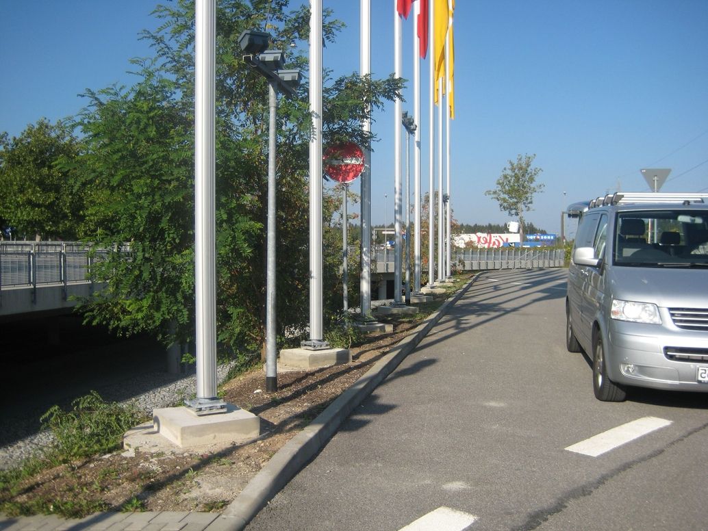 Fahnenmasten vom Typ 1 Rotec neben einem Parkplatz