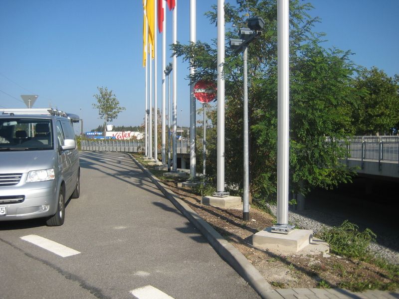 Fahnenmasten vom Typ 1 Rotec neben einem Parkplatz